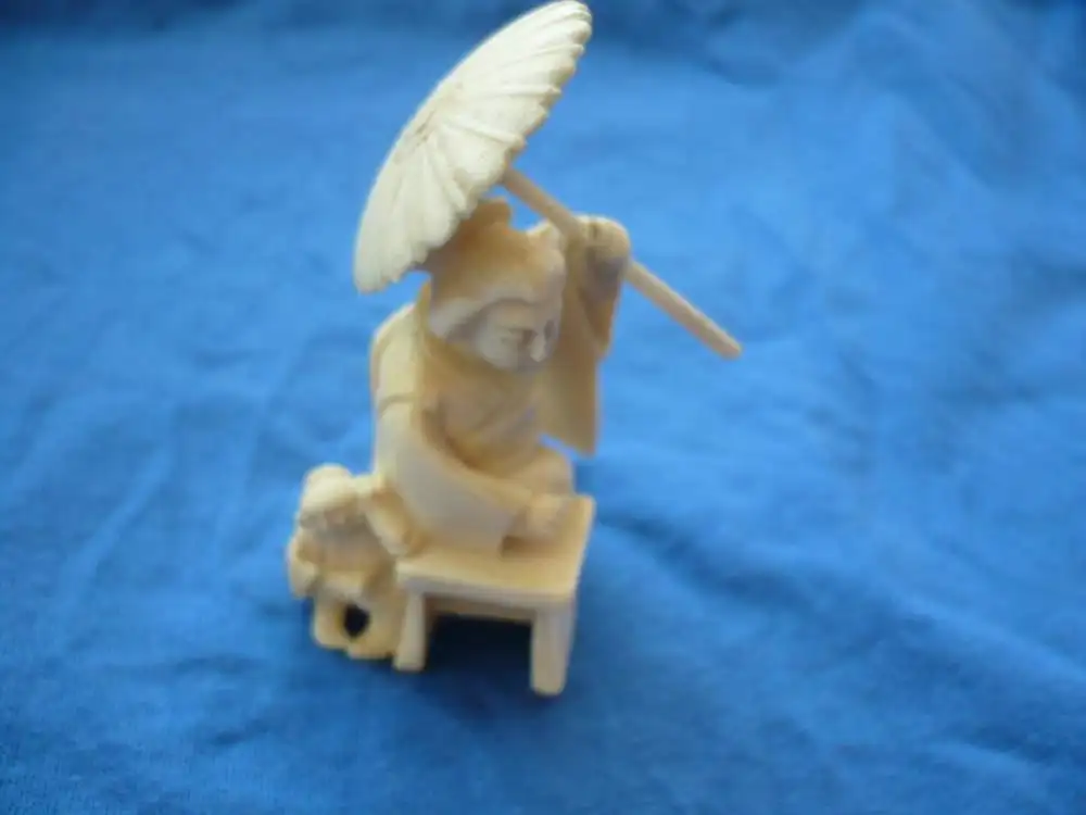 Netsuke - Frau mit Kind und Sonnenschirm - Japan - ca. v. 1900 (864) Preis reduziert 2