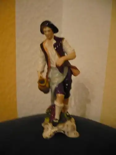Porzellanfigur - Junger Mann mit Krug und Weinreben - Volkstedt Manufaktur (873) Preis reduziert