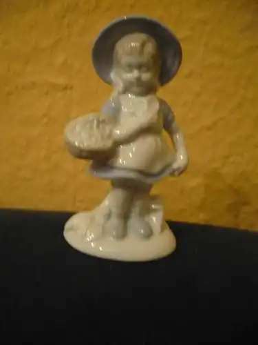 Porzellanfigur - Mädchen mit Korb (877) Preis reduziert