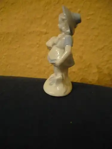Porzellanfigur - Mädchen mit Korb (877) Preis reduziert
