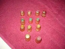 Dés à coudre - Qualité Supérieure - 1 Douz - 12 Messing-Fingerhüte mit farbigen Steinen in org. Verpackung ca. 1920  Preis reduziert