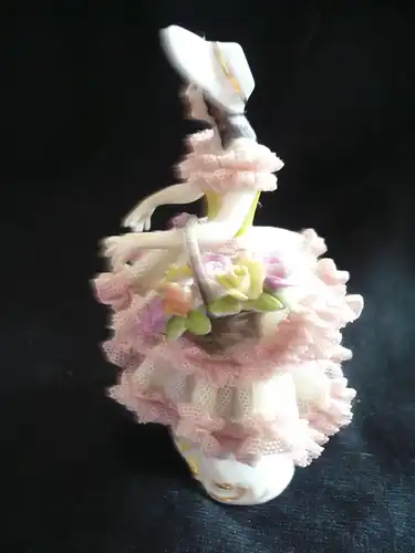 Porzellenfigur Mädchen im Spitzenkleid mit Blumenkorb (374) Preis reduziert