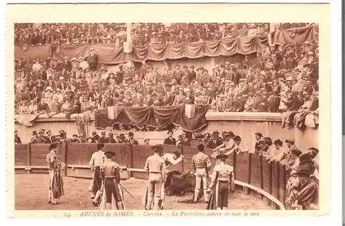 Arènes de Nimes - Corrida - Le Puntillero achève de tuer le toro v.1926 (AK4852)