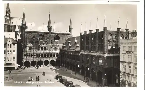 Lübeck - Marktplatz und Rathaus mit alten PKWs  v.1932 (AK5144)