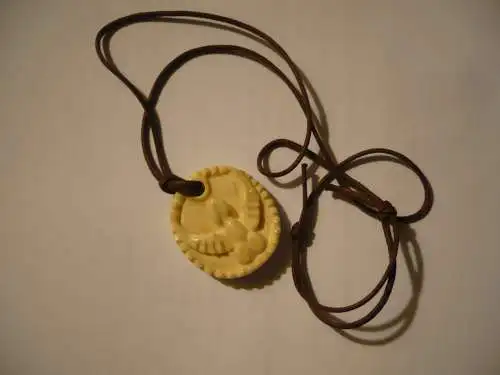 Anhänger mit Fruchtbarkeitssymbol "Flying Phallus" an verstellbarer Kordel (937) Preis reduziert