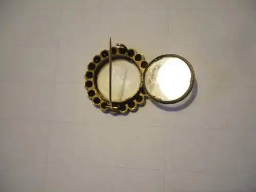 Glas-Metallion mit 20 Granatsteinen - älter - selten  (947) Preis reduziert