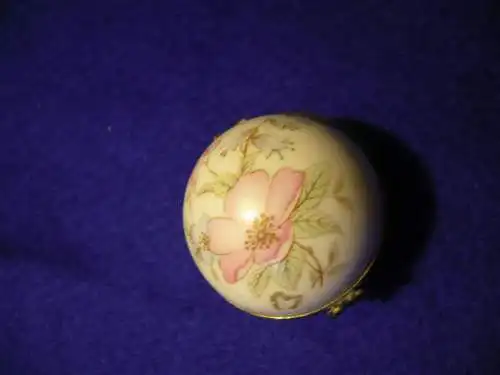 Runde kugelförmige Pillendose mit floralem Dekor von Limoges  (952) Preis reduziert
