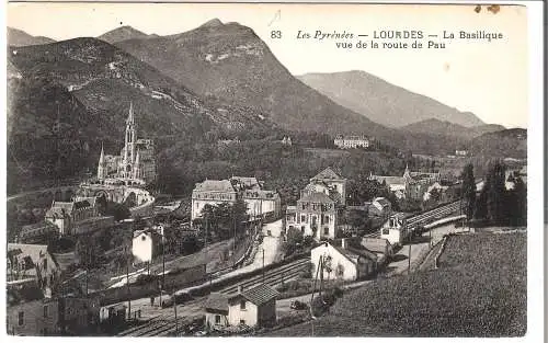Les Pyrénées - LOURDES - La Basilique vue de la route de Pau von 1932    (AK5379)