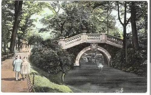 zwei Mädchen im Park  von 1930 (AK5387)