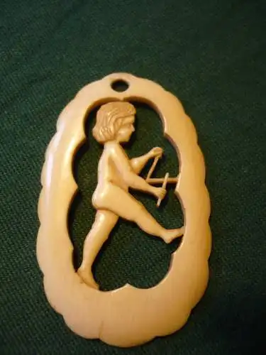 geschnitzter Anhänger aus Bein - Mädchen mit Triangel - älter (965) Preis reduziert