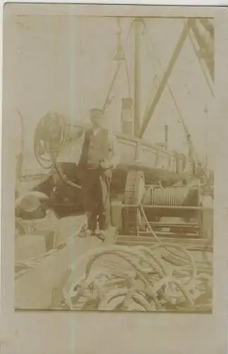 Skipper an seinem Boot im Borkumer Hafen -  von 1918  (AK58849)