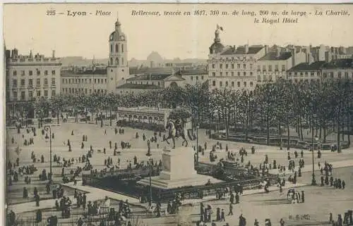 LYON - Place Bellecour - tracée en 1617 - 310m de long 200m de large - La Charité - le Royal Hôtel  - von 1921 (AK59216)