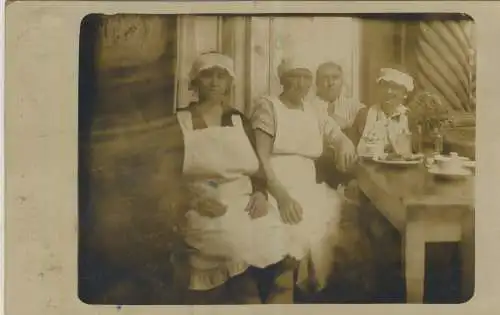 Gruppen-Foto - Der Chef mit seinen Küchenhelferinnen - von 1915 (59313)