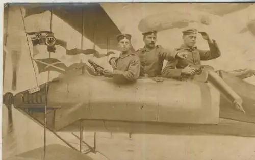 3 Soldaten im Flugzeug  - von 1907 (AK59602)