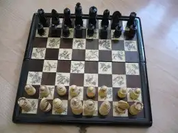 Schachspiel Holz mit Intarsien - helle Felder mit Vogelmotiven - älter (1054) Preis reduziert