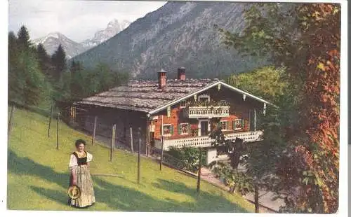 Bäuerin auf Wiese vor Bauernhaus - von 1915 (AK6451)