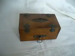 Kleine Spar-Truhe aus Holz mit Metallbeschlägen und Schlüssel - älter (1069) Preis reduziert