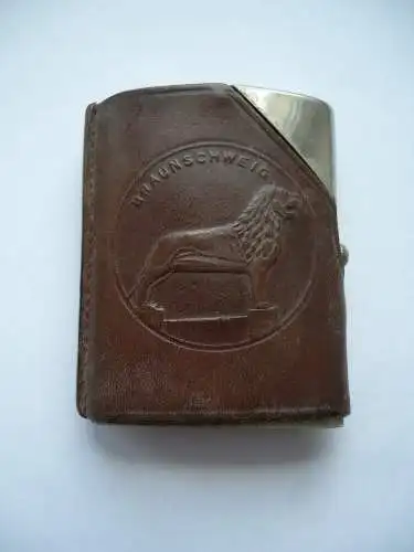 Zündholz-Behälter - Metall in Lederhülle - Lederprägung: Braunschweig mit Löwe - älter (1104) Preis reduziert