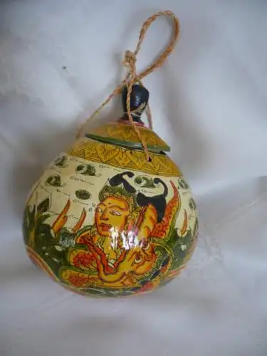 Asiatischer Behälter aus Kokosnuss mit gedrechseltem Deckel aus Holz mit aufwendiger Lackbemalung  (1110) Preis reduziert