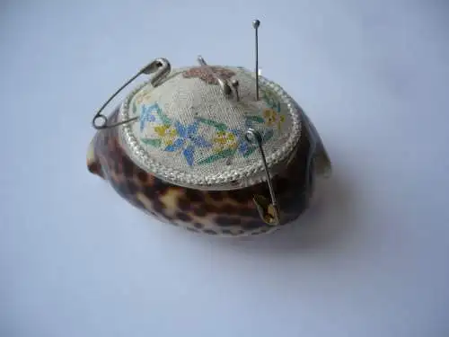 Kauri-Schneckenhaus in Funktion als Nadelkissen - 50er Jahre   (1118) Preis reduziet