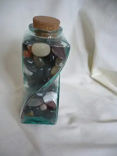 Glasbehälter mit unterschiedlichen Halbedel-Steinen/Quarzen  (1124) Preis reduziert