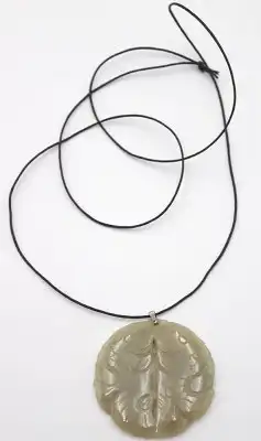 Jade-Anhänger - double Fisch - an Silber-Öse mit Lederband -älter  (1182) Preis reduziert