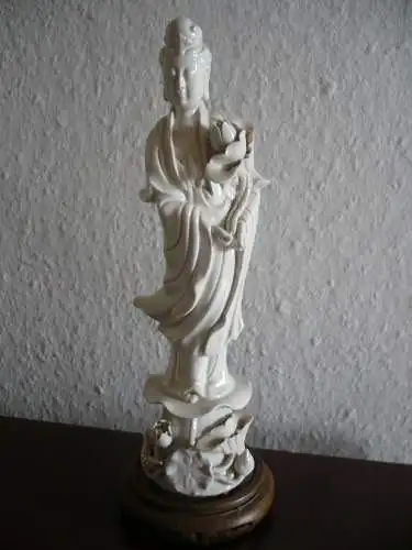 Guanyin - Blanc de Chine - ca. Anfang des 20.Jhd - auf Holzsockel (1189)