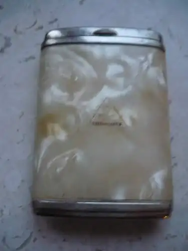 Pillendose der Fa. Promanta - in Perlmuttoptik auf Metall mit Firmenlogo - ca. 1930 (1192)