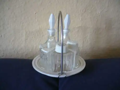 Tisch-Menage mit Glasbehältern mit Bakelit Deckel/Stöpsel auf Bakelit-Tragetablett - älter (1197)