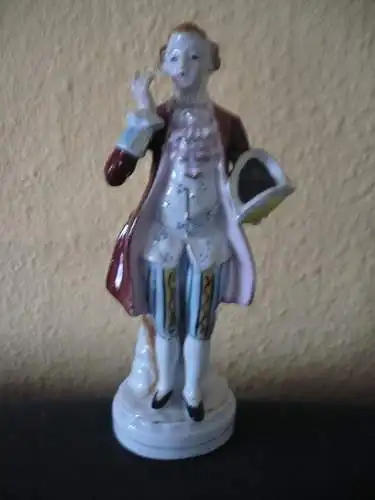 Porzellan-Figur - Galanter Herr - aus Japan - älter (1198)