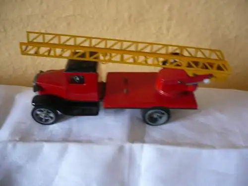 Blechspielzeug - Leiterwagen - Hawkeye Auto mit Feuerleiter - älter (1202)