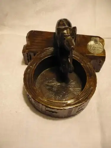 Spanisches Holzgefäß mit Hund und Blechplakette - älter (1204)