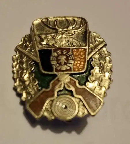 DDR Schießabzeichen der der DDR für Jäger - Ansteckbrosche mit Hirsch und Fahne (1215)