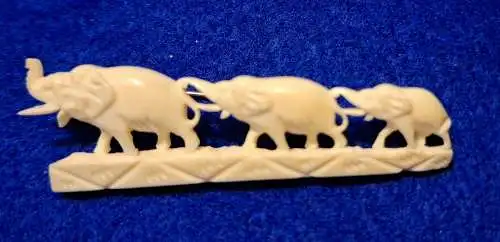 Brosche - Beinschnitzerei - 3 Elefanten - ca. v. 1920 (1224)