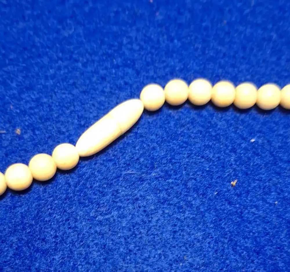 Elegante Jugendstil E-Bein-Kette - Kugeln im Verlauf mit Drehverschluss - ca. von 1920 (1245) 1