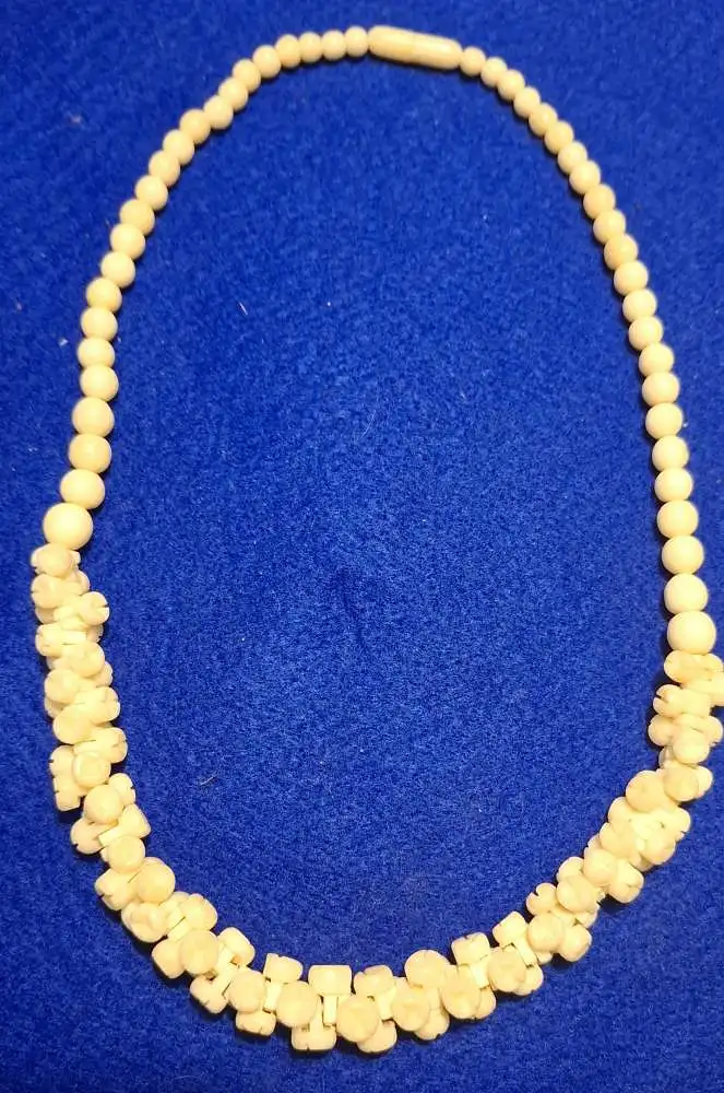 Seltene Jugendstil E-Bein-Kette - Perlen und im Mittelbereich geschnitzte - mit Schraubverschluss - ca. von 1920 (1246) 0