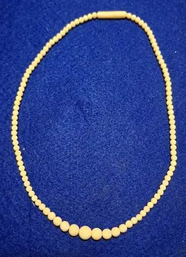 Zierliche Jugendstil E-Bein-Kette - Kugeln im Verlauf - mit Drehverschluss - ca. von 1920 (1247)