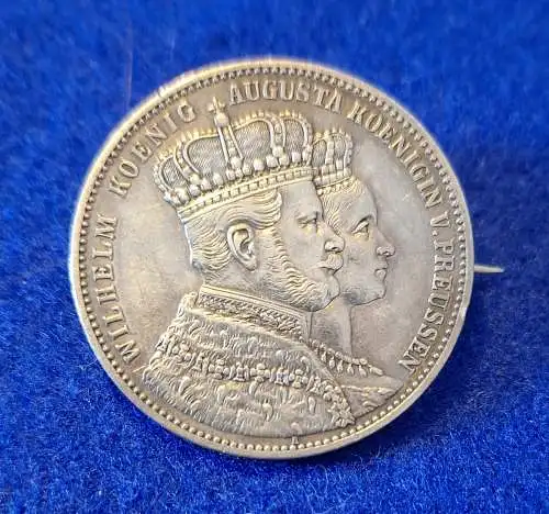 Münz-Brosche - König Wilhelm und Königin Augusta von Preussen - Krönungsthaler von 1861 (1266)