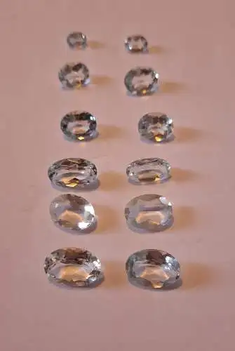 Konvolut natürlicher Aquamarine - 12 Steine - zus. 30 ct - hell-blau - oval facettiert in Kapsel (1272)