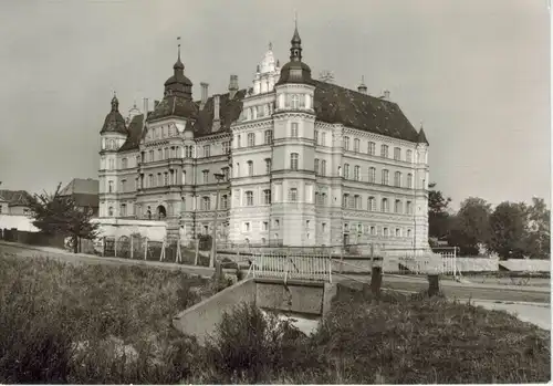 AK Güstrow, Schloß, 1985 gelaufen mit Sondermarke
