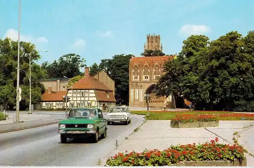 AK Neubrandenburg, Stargarder Tor, 1985 gelaufen mit Sondermarke 