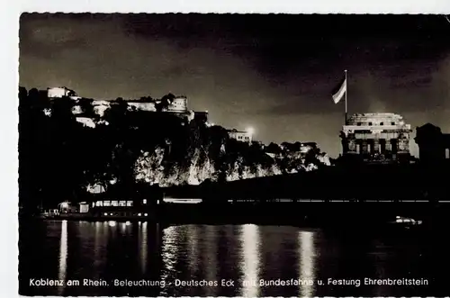 AK Koblenz, Ehrenbreitstein, Deutsches Eck, Bundesfahne, Nachtansicht, 1958 gelaufen mit Marke