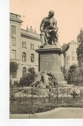 AK Lübeck, Geibel-Denkmal, Koberg, Geibelplatz, Jacobi Quartier, Altstadt, ca. 1920-30er Jahre, ungelaufen, unbeschriftet 