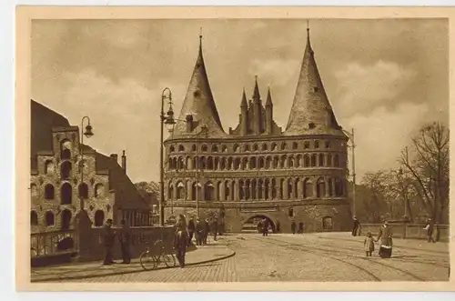 AK Lübeck, Holstentor, ca. 1920-30er Jahre, ungelaufen, unbeschriftet 