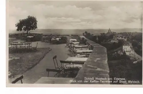 AK Waldeck, Schloß, Kaffee-Terrasse, Hotel, Restaurant, Blick auf die Stadt, 1940er Jahre gelaufen ohne Marke