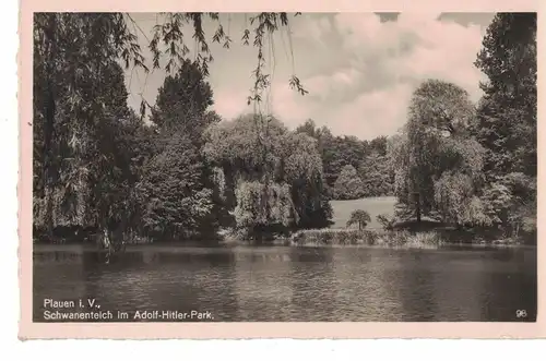 [Echtfotokarte schwarz/weiß] AK Plauen, Vogtland, Schwanenteich, Adolf-Hitler-Park, 1942 gelaufen ohne Marke, Feldpost. 