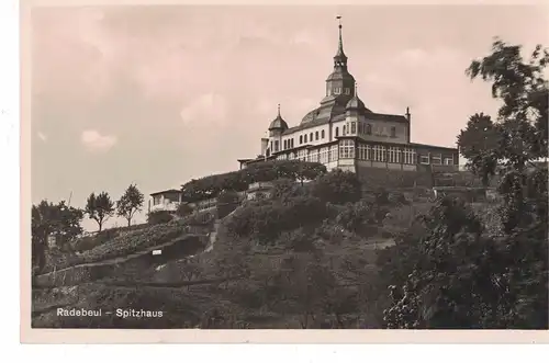 [Echtfotokarte schwarz/weiß] AK Radebeul, Spitzhaus, Schönster Ausflugspunkt der Lößnitz, Besitzer Alfred Fischer, 1941, beschriftet, gelaufen ohne Marke, Feldpost. 
