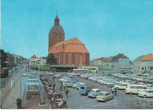 [Echtfotokarte farbig] AK Ribnitz-Damgarten, Marienkirche, Karl-Marx-Platz, Markt, beschriftet, 1970er Jahre gelaufen mit Marke. 