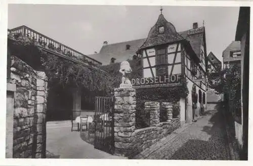 [Echtfotokarte schwarz/weiß] AK Rüdesheim, Drosselhof, Weinhaus, Traditionsgaststätte, seit 1727, beschriftet, 1951 gelaufen mit Marke. 