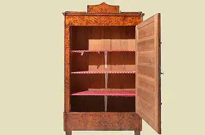 Antiker Biedermeier geflammte Birke Kleiderschrank Blender von 1830